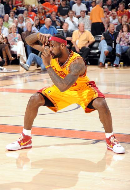 Anche lui nei panni del fotografo, il 12 marzo 2009, in una pausa della partita con i Phoenix Suns. (Nbae/Getty)